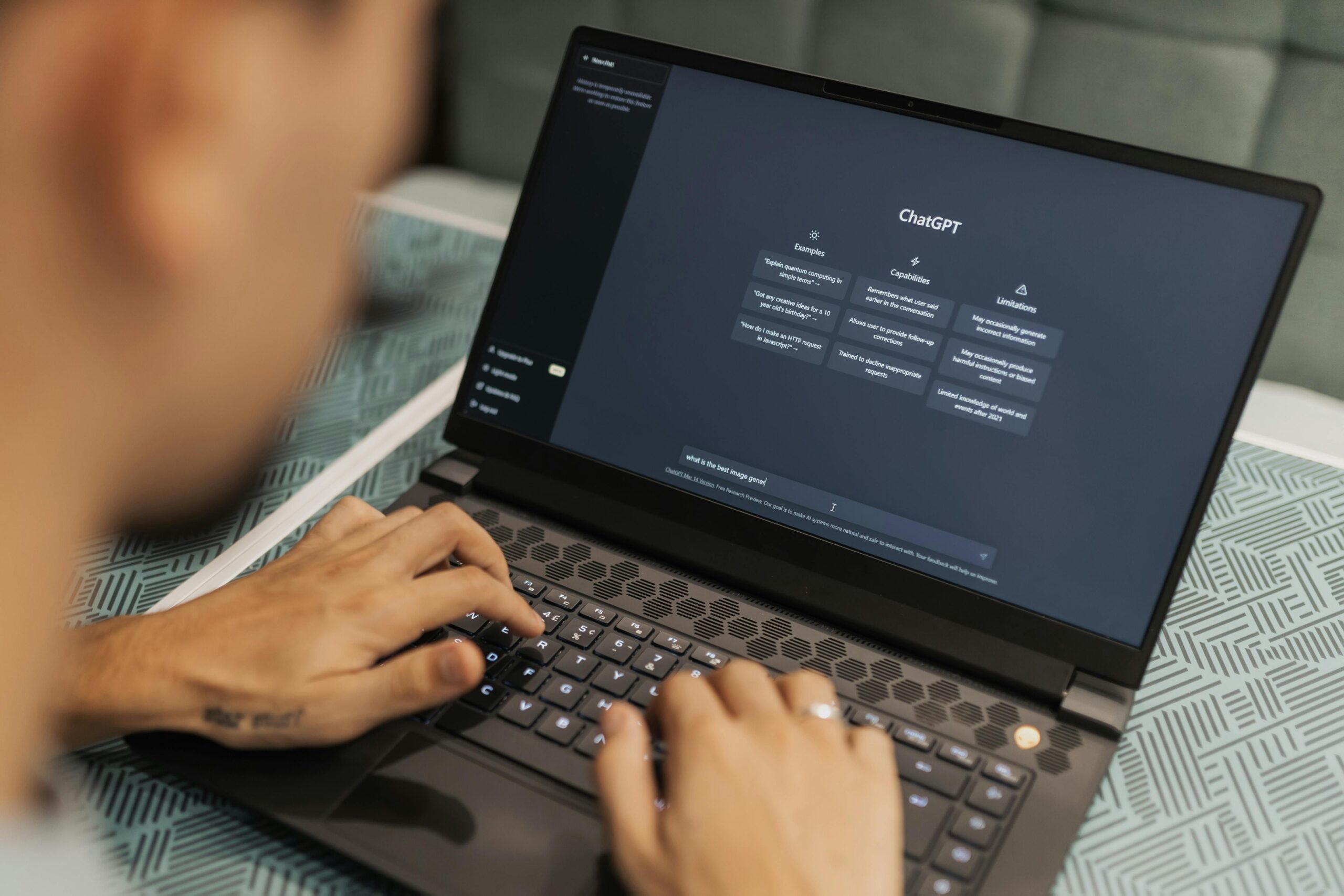 7 din 10 români utilizează inteligența artificială, dar mulți nu pot identifica un text generat de AI