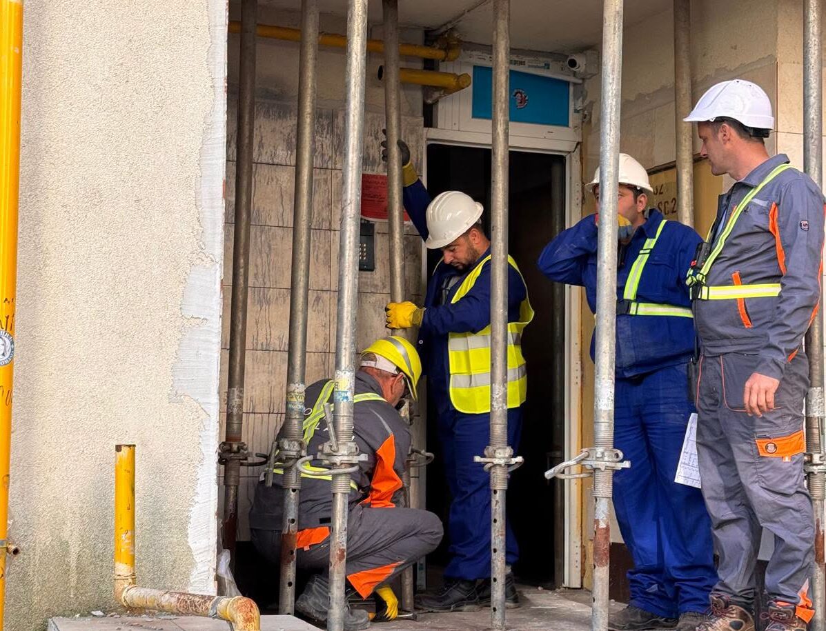 Au început lucrările de consolidare la blocul din Rahova afectat de explozia cauzată de acumularea de gaze