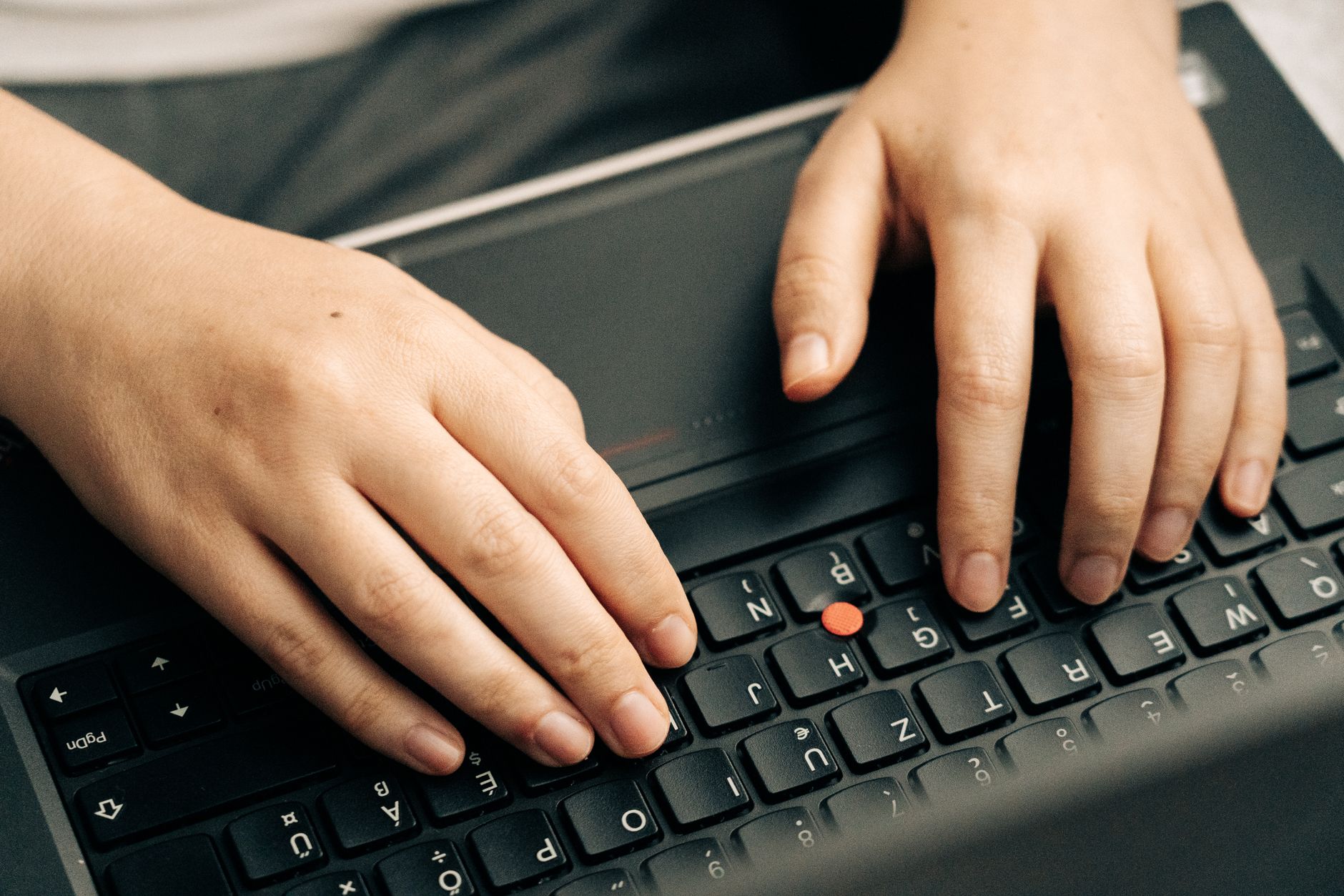 Românii nu pot distinge textul scris de inteligența artificială de cel uman