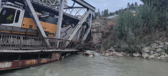 Pod de fier deteriorat de un TIR în județul Bacău: traficul este dirijat pe rute alternative