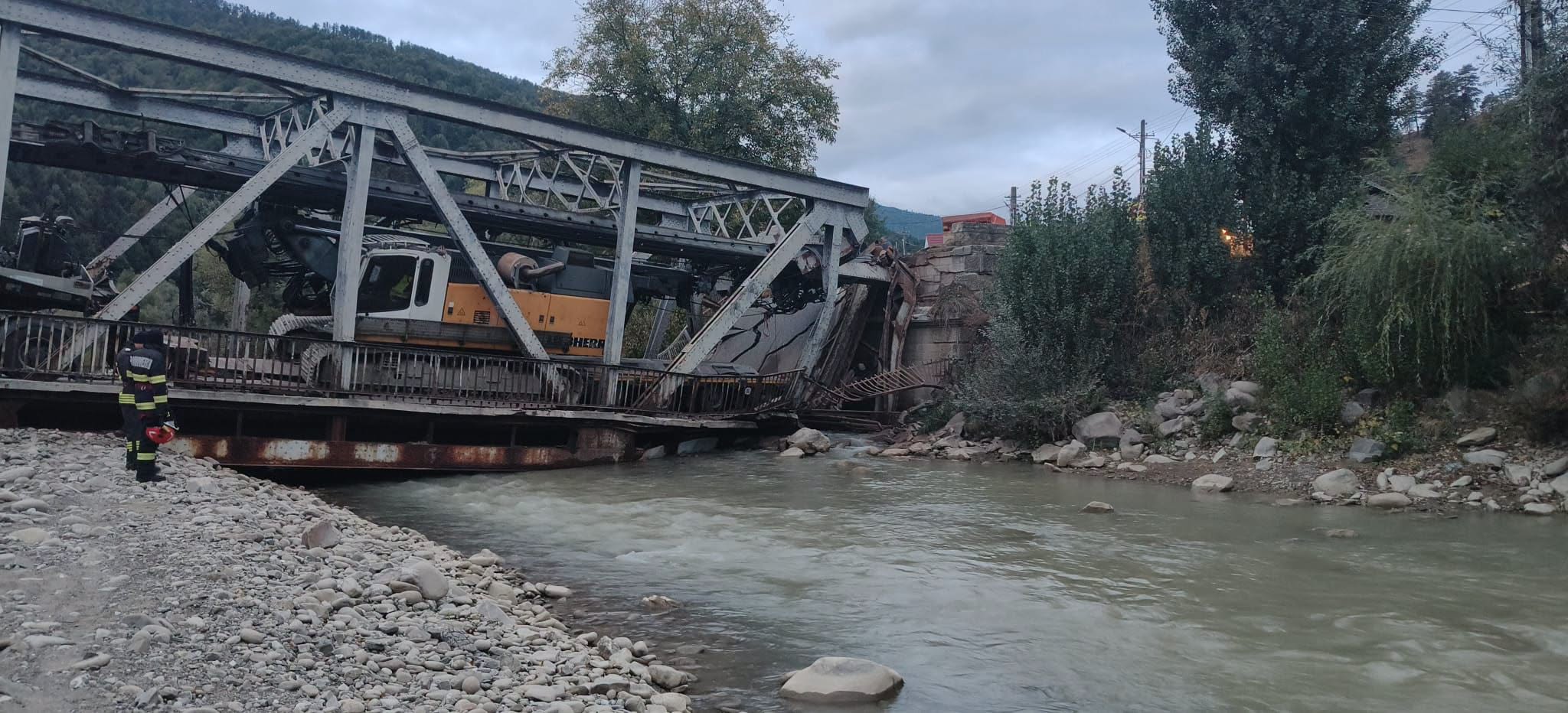 Pod de fier avariat de un TIR în județul Bacău, traficul fiind blocat pe Valea Trotușului