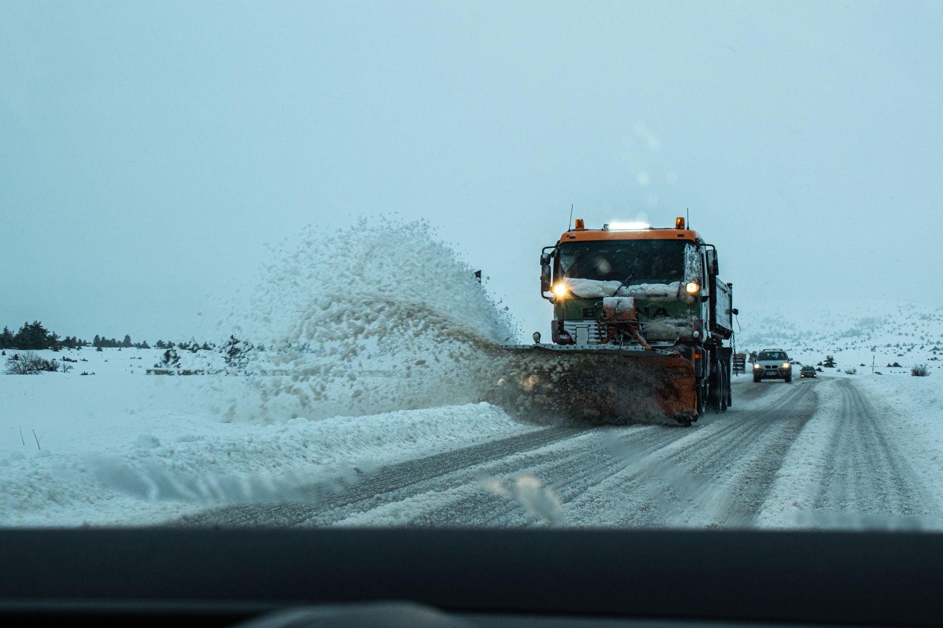 Condiții de iarnă pe drumul Transfăgărășan după ninsoarea abundentă din noaptea aceasta