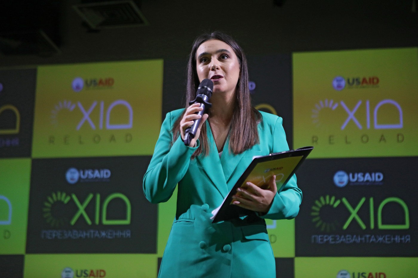 Zelenski a impus sancțiuni împotriva fostei secretare de presă, Iulia Mendel