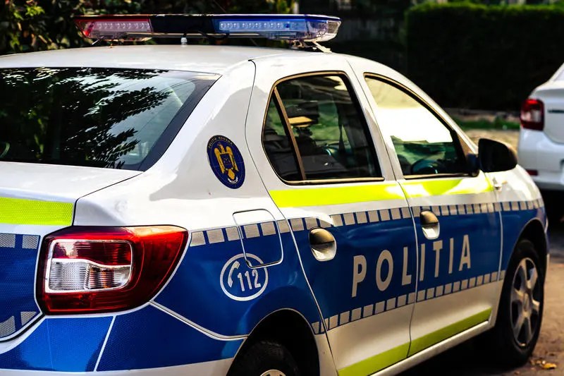 Bărbat dat în urmărire pentru omor după descoperirea unei femei moarte într-o valiză în râul Olt