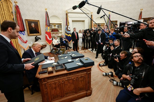 Instituțiile media CNN, MS NOW și Politico contestă în instanță excluderea de la Casa Albă