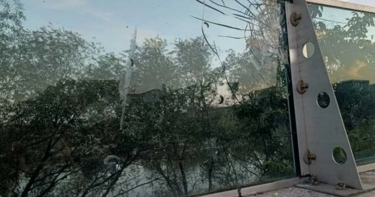 Vandalism în Arad: Parapetul panoramic de pe digul de apărare a fost distrus cu pietre