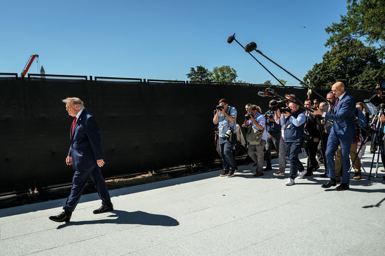 Un judecător federal a suspendat interdicția impusă de Trump jurnaliștilor de la CNN, MS NOW și Politico