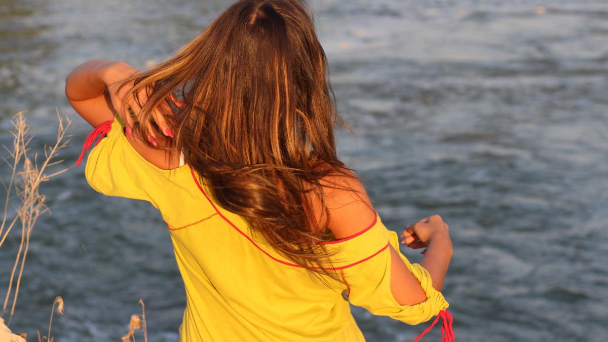 Agresiune violentă în Mangalia pentru un trend de pe TikTok: trei adolescente au fost reținute