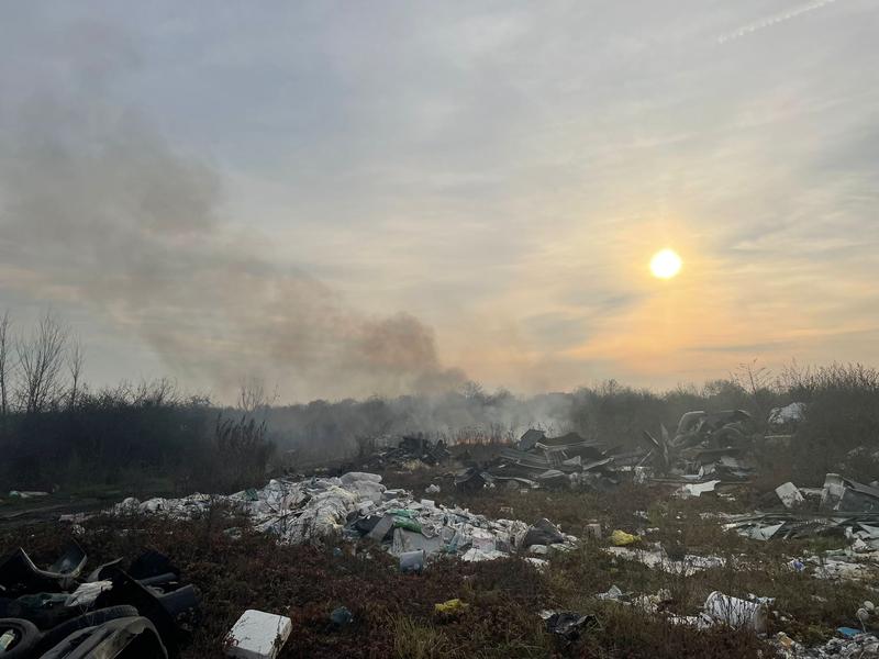 Ministrul Mediului cere starea de alertă în Sintești pentru a opri arderile ilegale de deșeuri