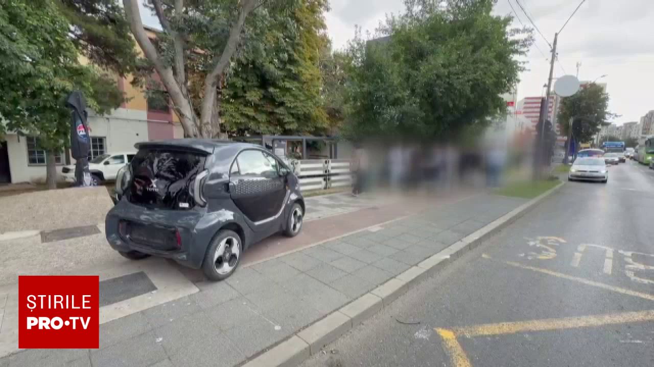 Accident în Buzău: O șoferiță de 17 ani a lovit o femeie într-o stație de autobuz