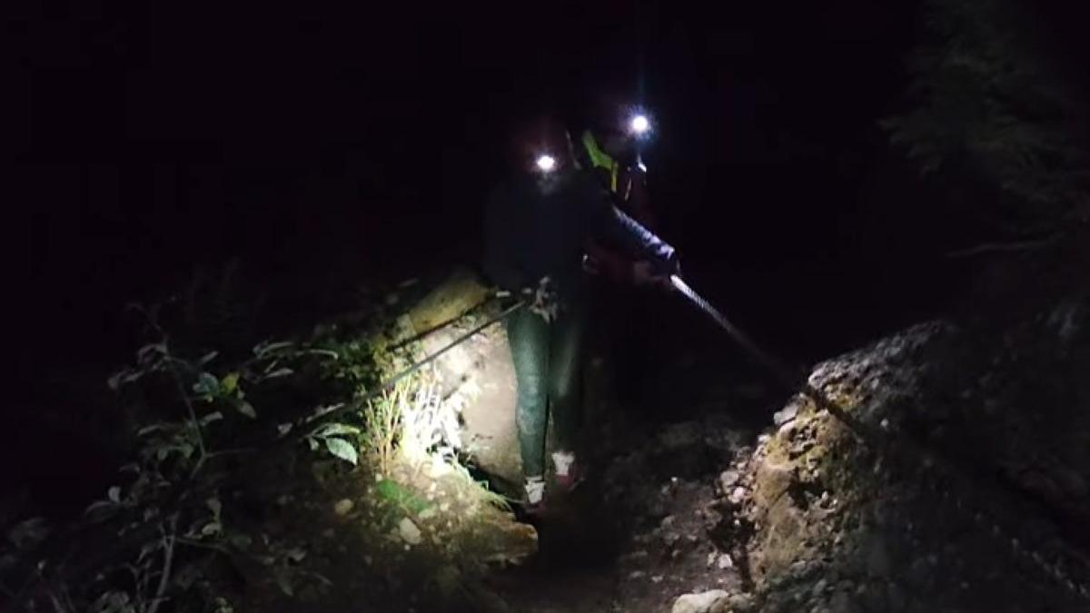 Turistă salvată noaptea din Masivul Ceahlău după ce a pierdut traseul în condiții de îngheț