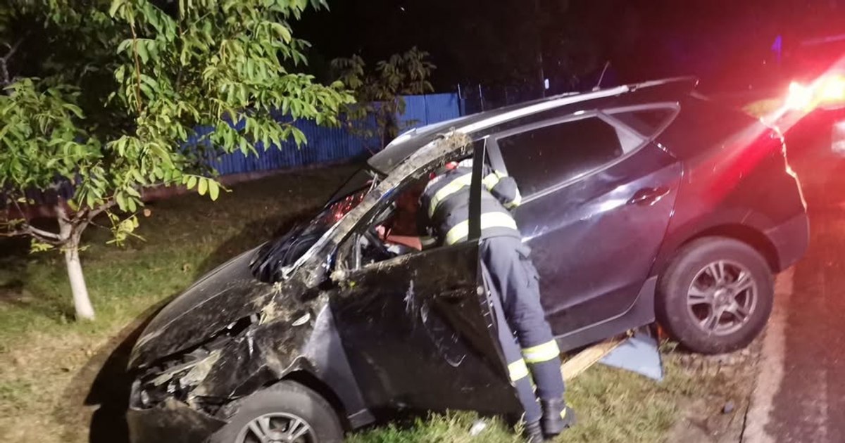 Accident grav în Botoșani: doi tineri au ajuns la spital după ce mașina a ieșit de pe drum