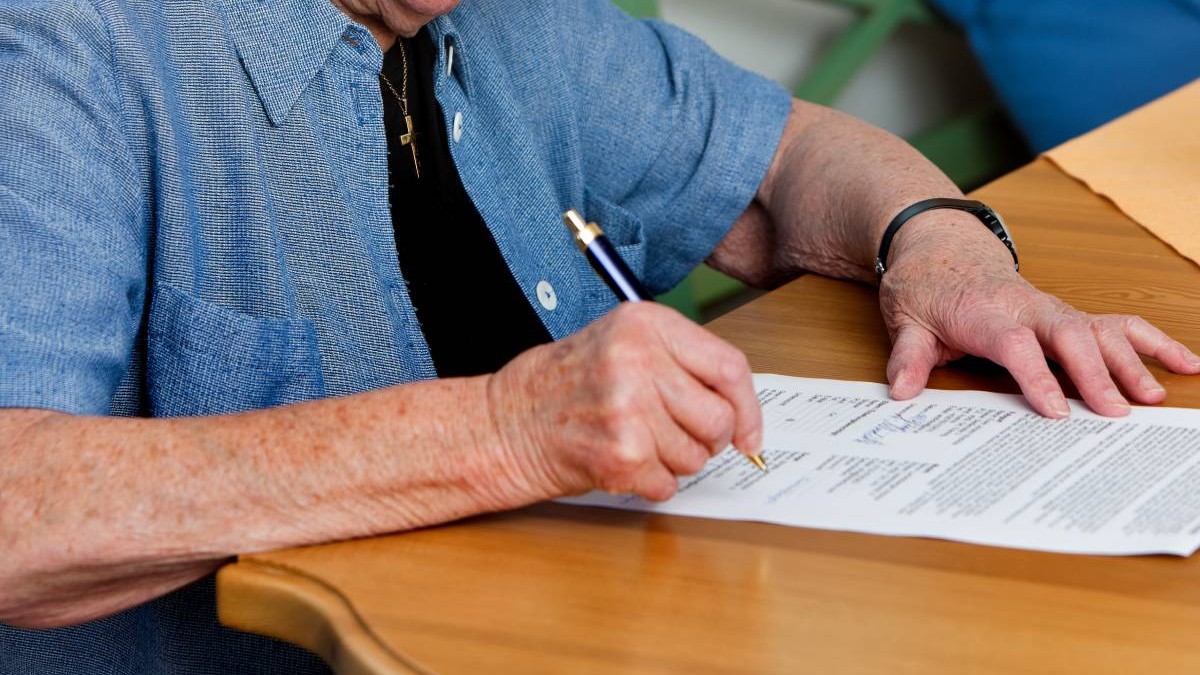 Schema de înșelăciune din Brașov care a costat 850.000 de euro: pensionari lăsați fără case și bani