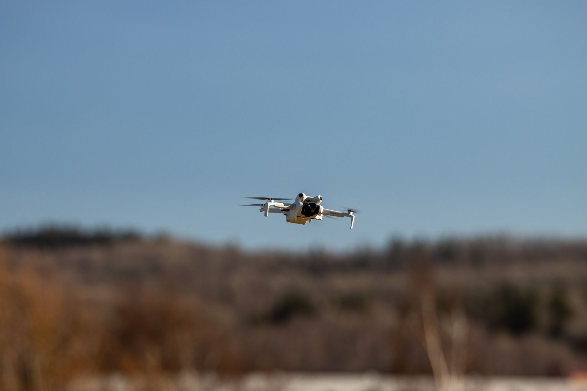 Demonstrația unei drone chineze care udă un câine cu apă a declanșat o dezbatere pe rețelele sociale