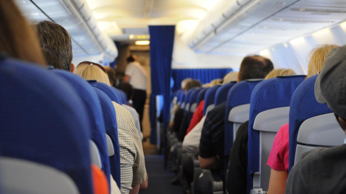 Avion TAROM cu 170 de pasageri a aterizat de urgență la Otopeni după impactul cu un stol de păsări