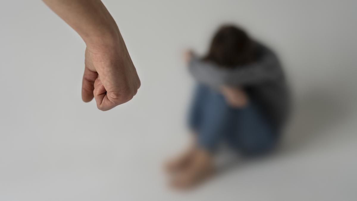 Bărbat din București arestat după ce și-a sechestrat și bătut partenera cu un topor în Sectorul 5