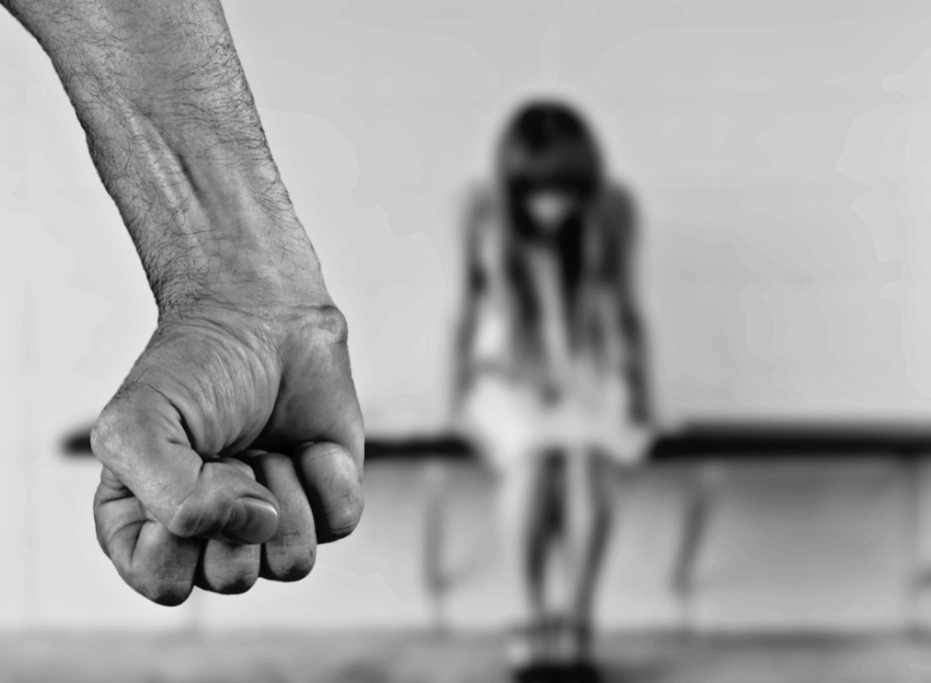 Un bărbat din Sectorul 5 a fost arestat după ce și-a legat și agresat partenera cu un topor