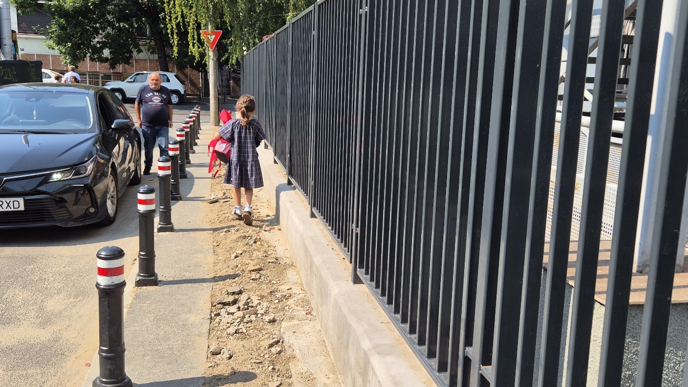 Lucrări de infrastructură periculoase în fața unei școli din București, pe Strada Tunari