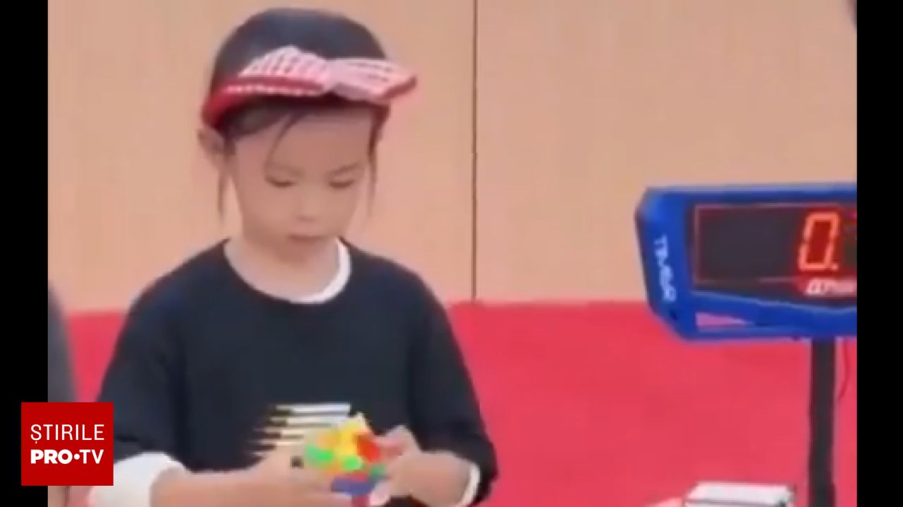 O fetiță de 6 ani a stabilit un nou record mondial la cubul Rubik