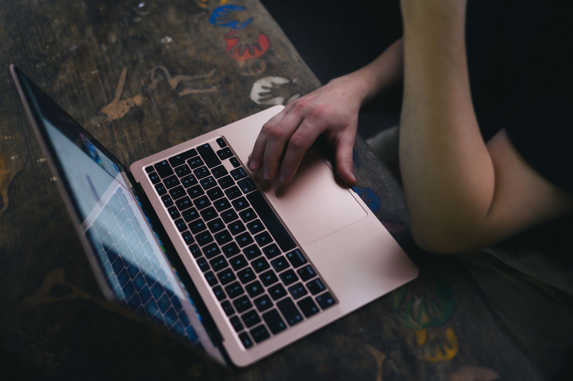Specializările universitare vulnerabile la inteligența artificială: impact asupra angajării și salariilor