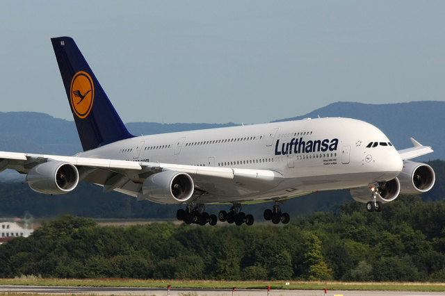 Un avion Lufthansa a fost deviat către Lyon după ce o baterie externă a luat foc la bord