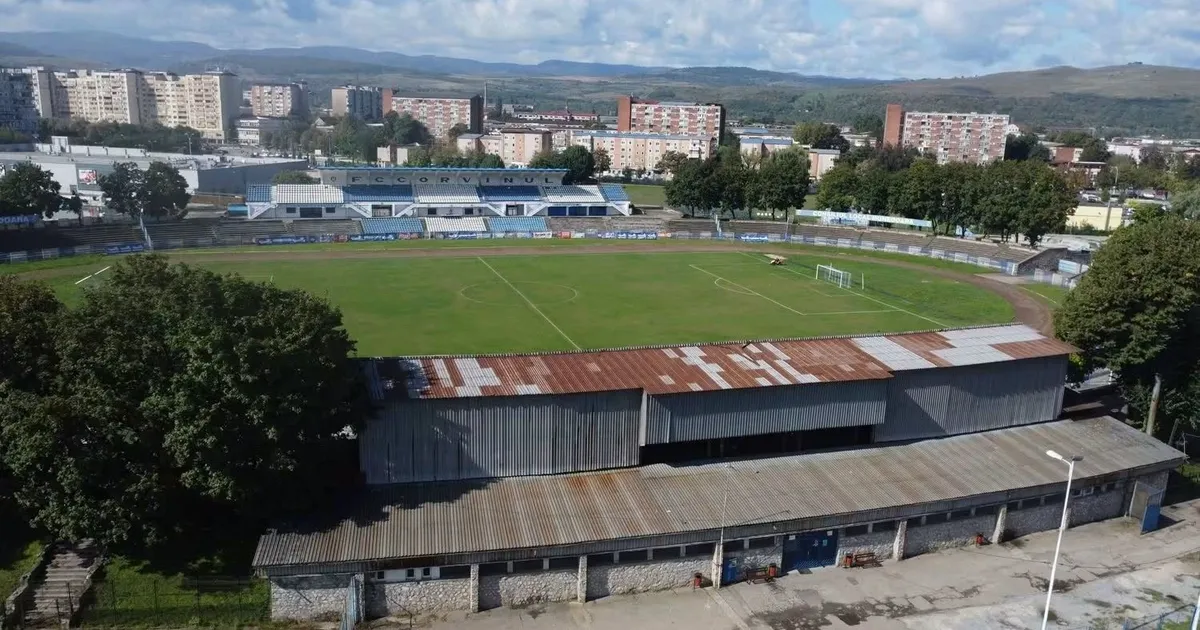 Demolarea stadionului Corvinul 1921 din Hunedoara: a fost semnat contractul pentru lucrări