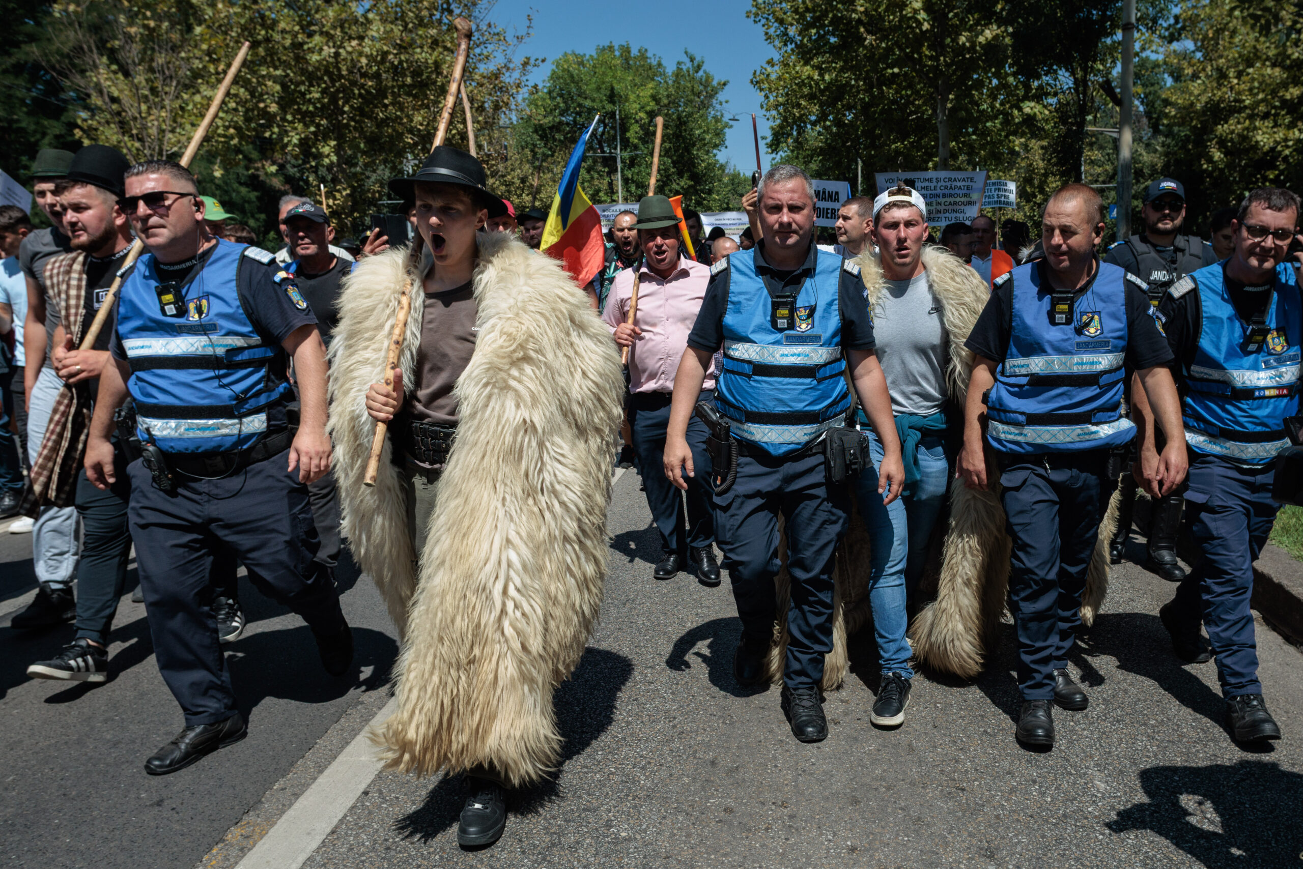 Aproximativ 200.000 de fermieri și crescători de animale se adună marți în fața Guvernului