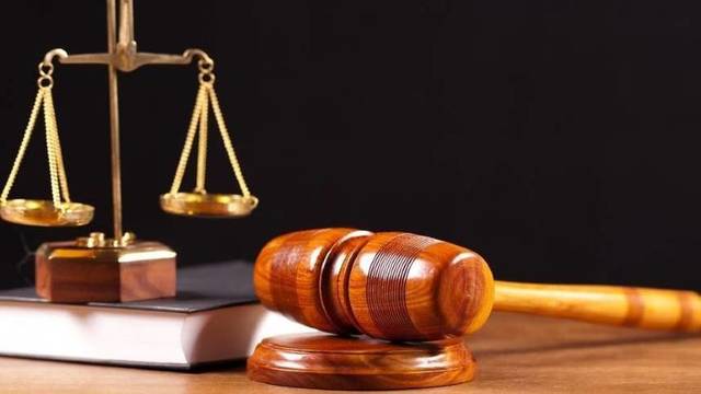 Un bărbat din Brașov este trimis în judecată pentru că a refuzat să încredințeze fiica sa mamei sale timp de peste doi ani