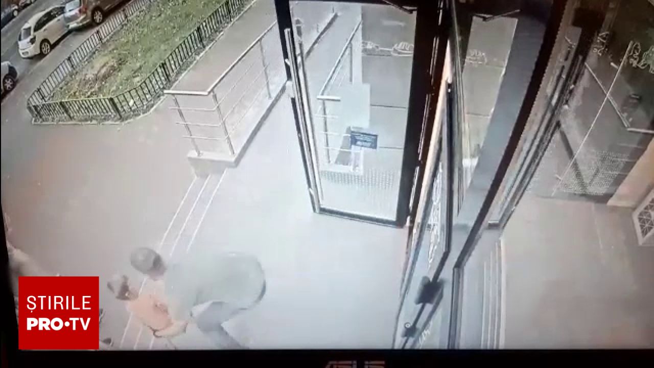 Fost militar american a luat un copil de pe stradă din București pentru a-l salva de la mama sa