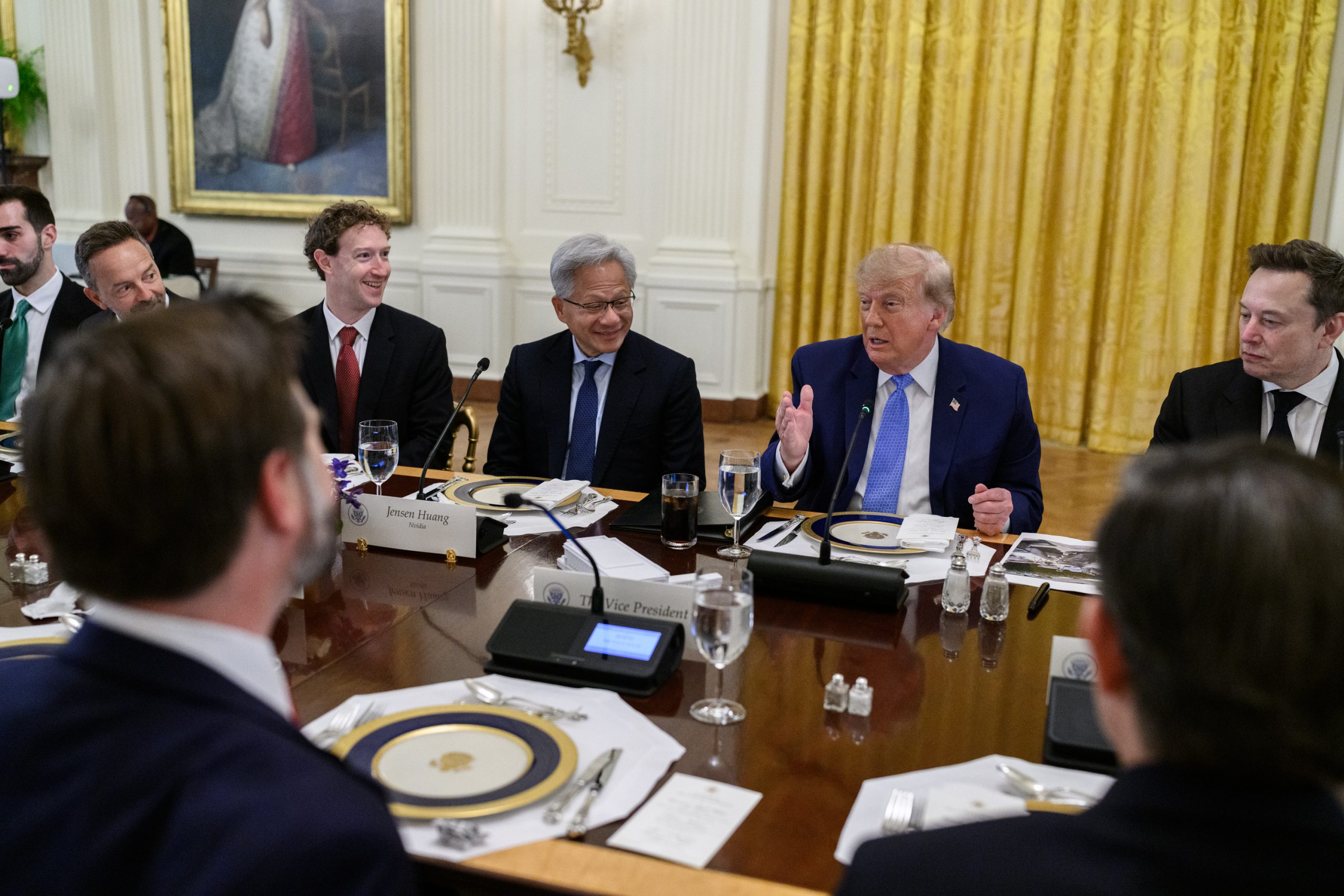 Donald Trump ordonă utilizarea termenului „superinteligență” în loc de „inteligență artificială” în SUA