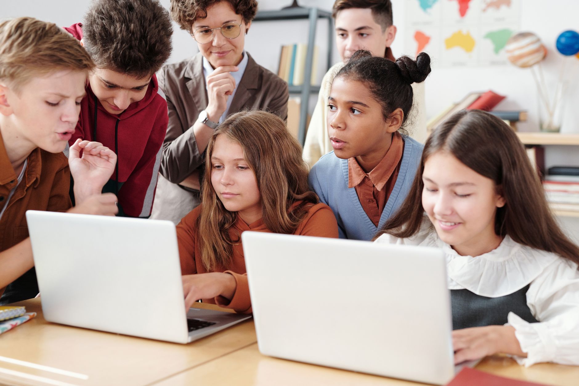 Studiu Google: 9 din 10 adolescenți din România utilizează inteligența artificială pentru învățare și creativitate