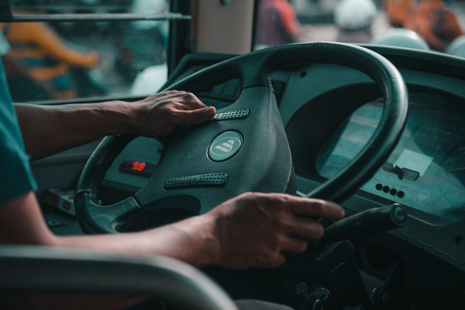 Incident de discriminare în Italia: Șofer de autobuz ar fi refuzat accesul unei adolescente de 14 ani