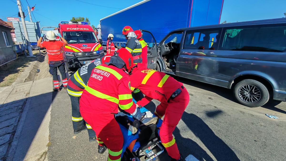 Accident grav pe DN66 în localitatea Băcia: un autoturism cu nouă persoane a lovit un TIR