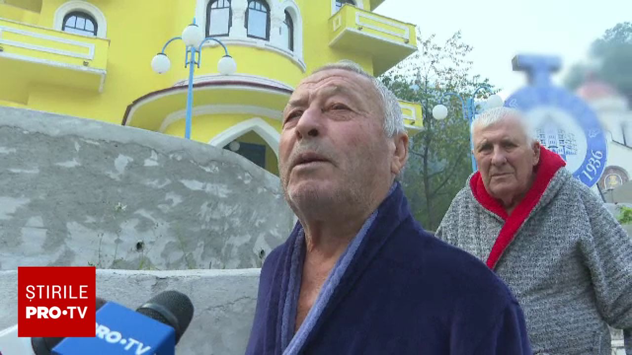 Incendiu masiv la Băile Herculane: turiștii părăsesc stațiunea din cauza fumului dens