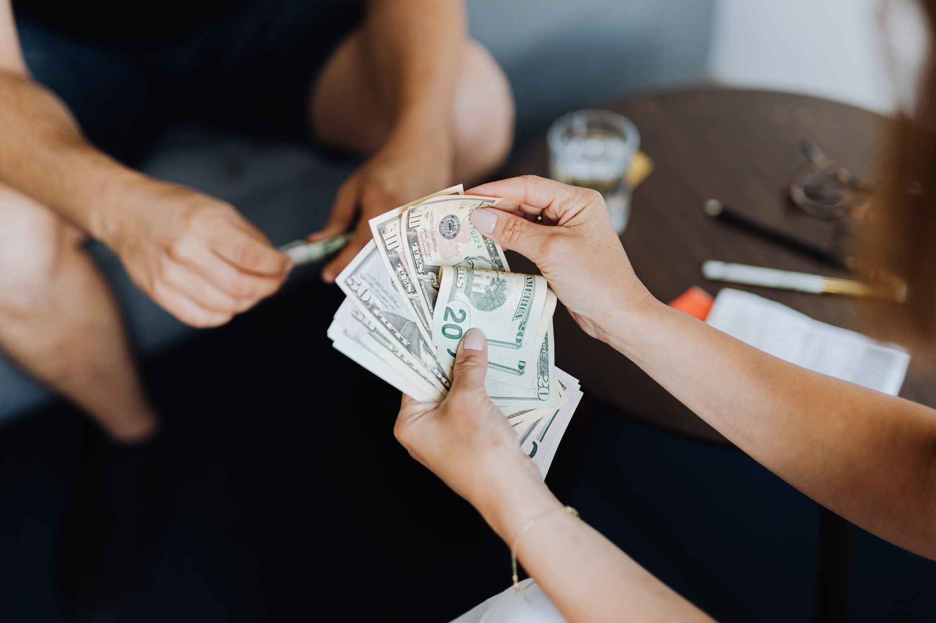 Comerțul online în România: plata cash domină piața, în timp ce AI și social commerce transformă procesul de cumpărare