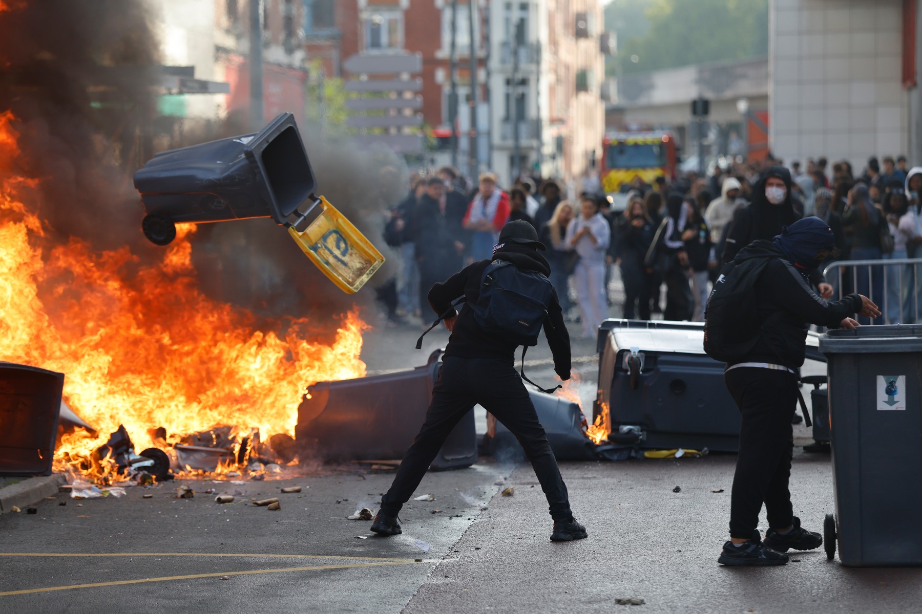 Violență în școlile din Franța: Atacuri asupra directorilor și incendii în licee în urma protestelor studențești