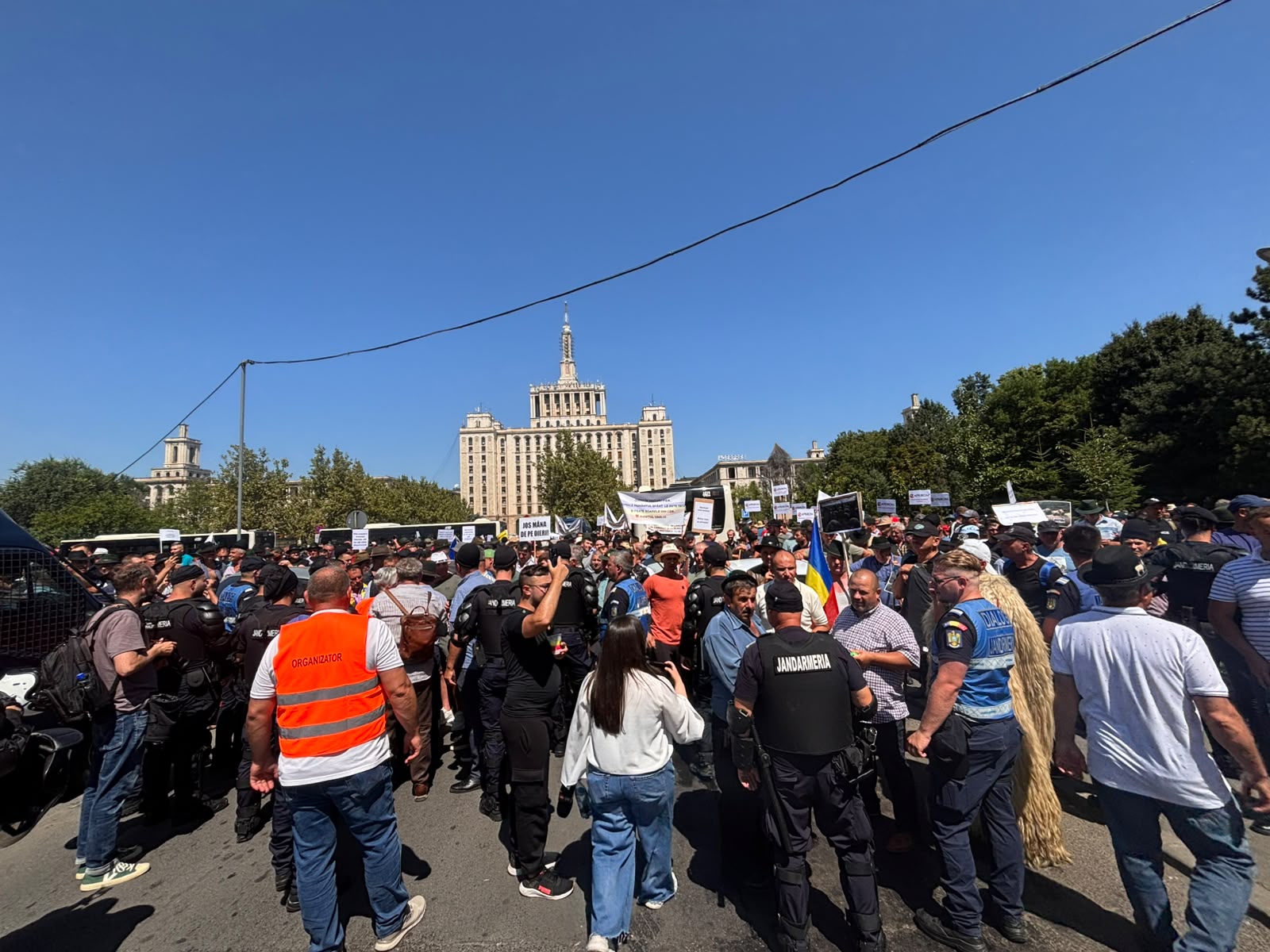 Protest de amploare în fața Guvernului: Fermierii și crescătorii de animale sunt în fața jandarmilor în Piața Victoriei