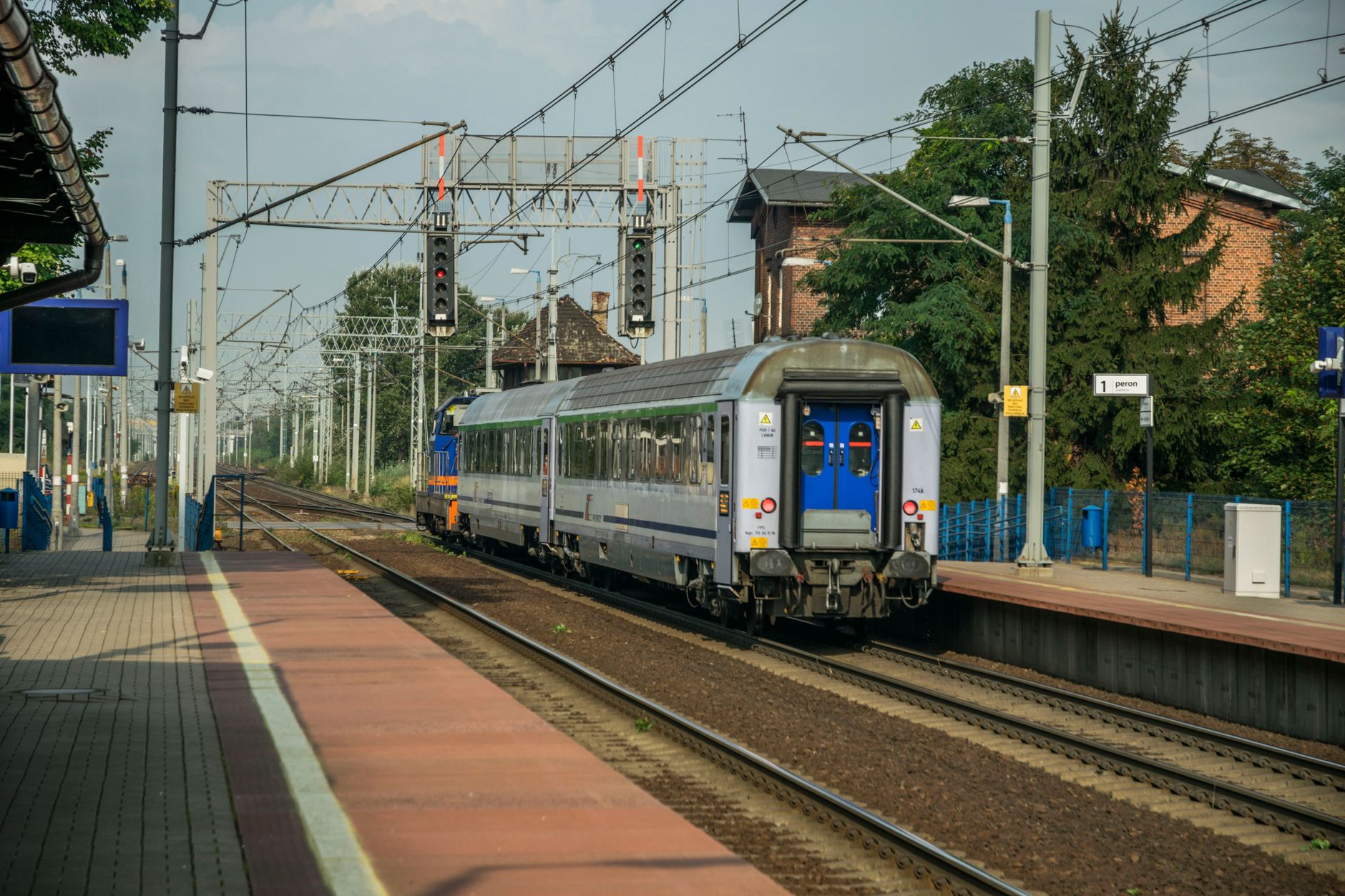 Tragedie în județul Galați: Patru persoane, inclusiv un copil, au murit după lovirea unei autoutilitare de un tren