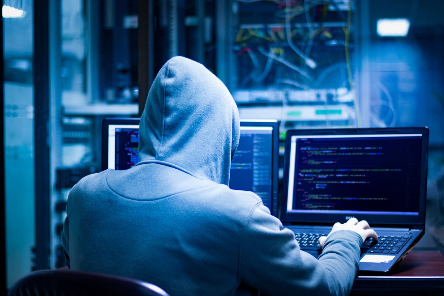 Operațiunea Killswitch: Un adolescent român și un tânăr de 24 de ani, arestați pentru atacuri cibernetice globale
