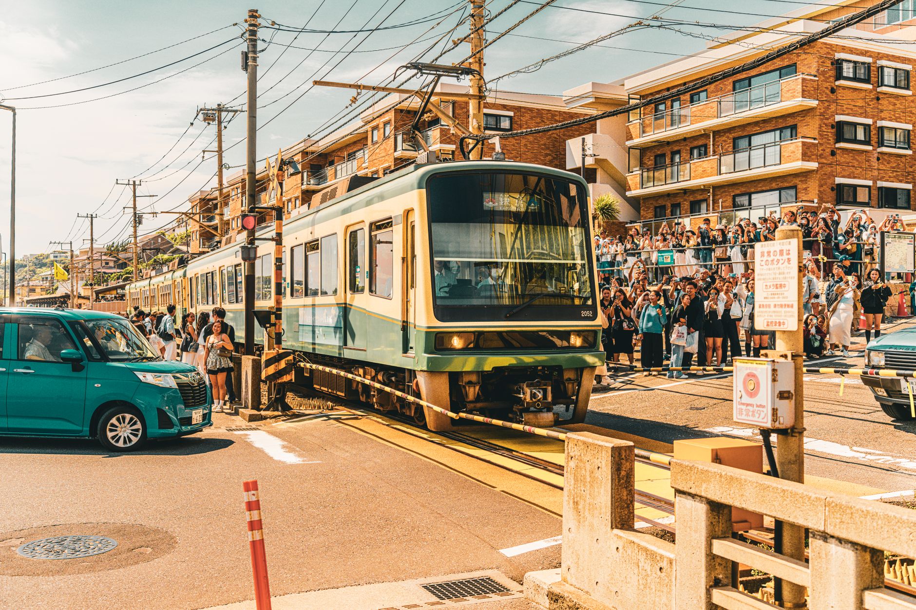 Tragedie în Galați: Patru persoane, inclusiv un copil, au murit după ce un tren a spulberat o autoutilitară