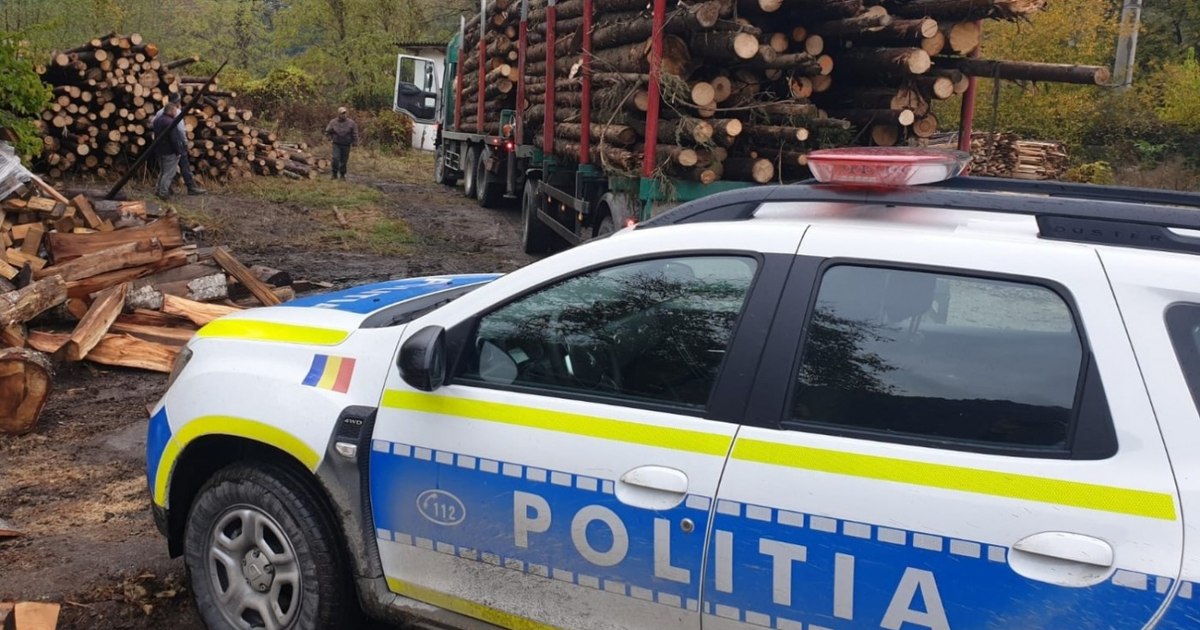 Trei persoane sunt trimise în judecată după ce un polițist a fost lovit de o mașină în Suceava