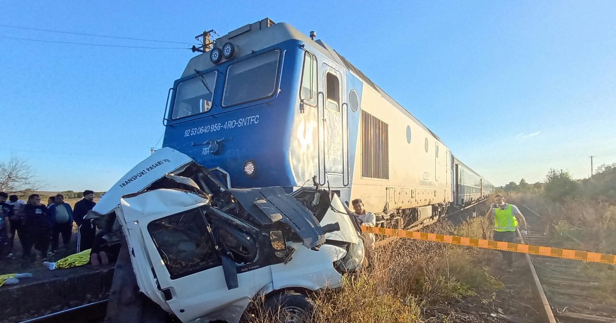 Tragedie în Galați: Un tren a lovit o autoutilitară la o trecere la nivel, patru membri ai unei familii au murit