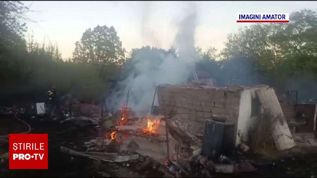Un bărbat de 72 de ani și-a pierdut locuința după ce a încercat să ardă un cuib de viespi în Gorj