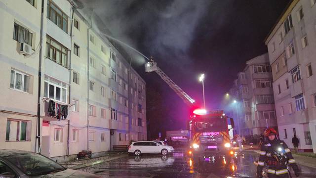 Incendiu la acoperișul unui bloc din cartierul Burdujeni, Suceava. Pompierii au evacuat locatarii