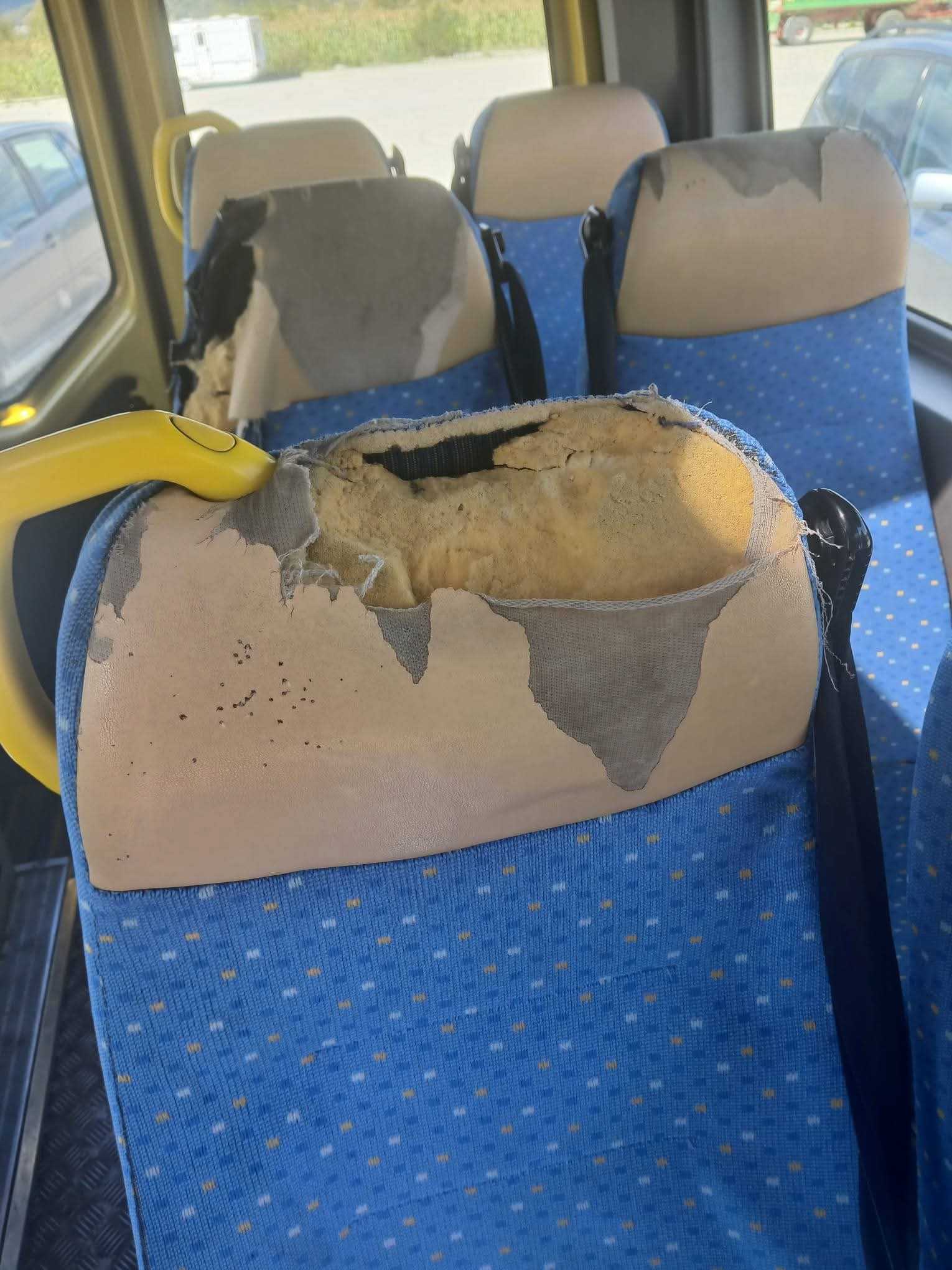 Microbuzul școlar din județul Vâlcea a fost vandalizat chiar în prima zi de școală