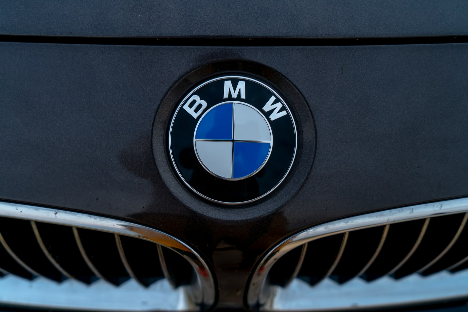 BMW anunță un plan major de restructurare: reducerea managementului și integrarea inteligenței artificiale