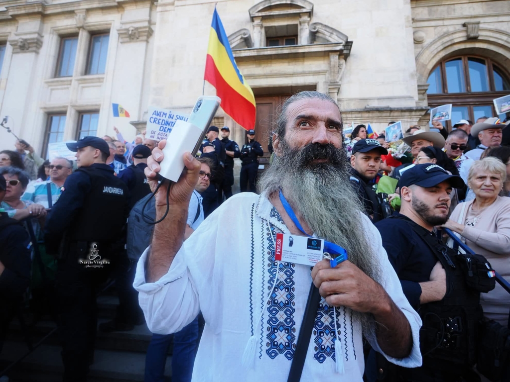 Activistul Stegarul Dac ar fi agresat un jandarm în fața Arestului Central din București