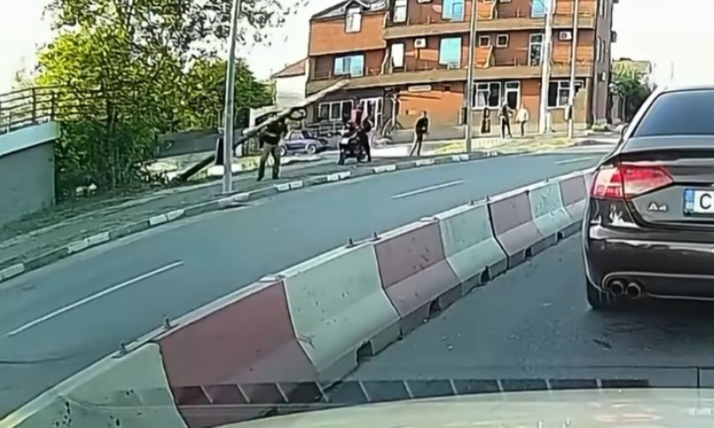 Un bărbat a fost rănit grav după ce un stâlp de lemn s-a prăbușit peste el în Năvodari