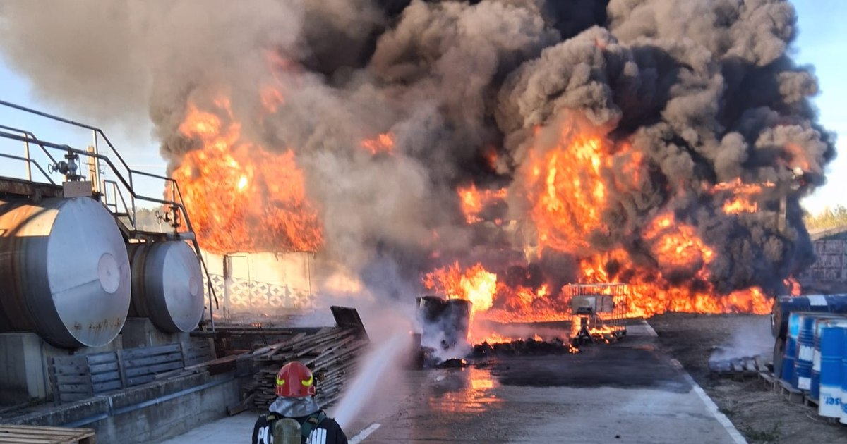 Incendiu la o hală de vopsele și diluanți în județul Vâlcea, au fost emise mesaje RO-Alert