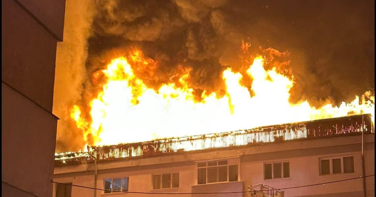 Incendiu major la un bloc din Suceava: acoperișul a fost distrus, locatarii au fost relocați